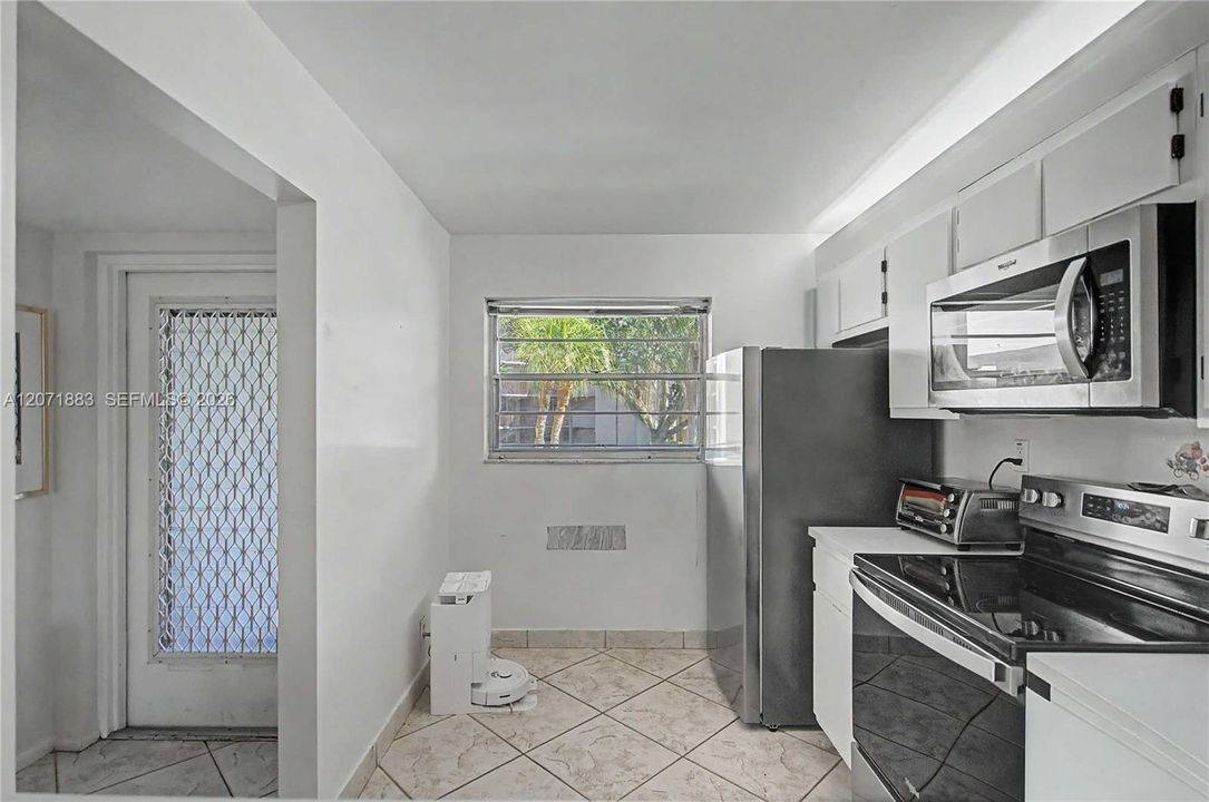 For Rent: $2,450 (3 beds, 2 baths, 1124 Square Feet)
