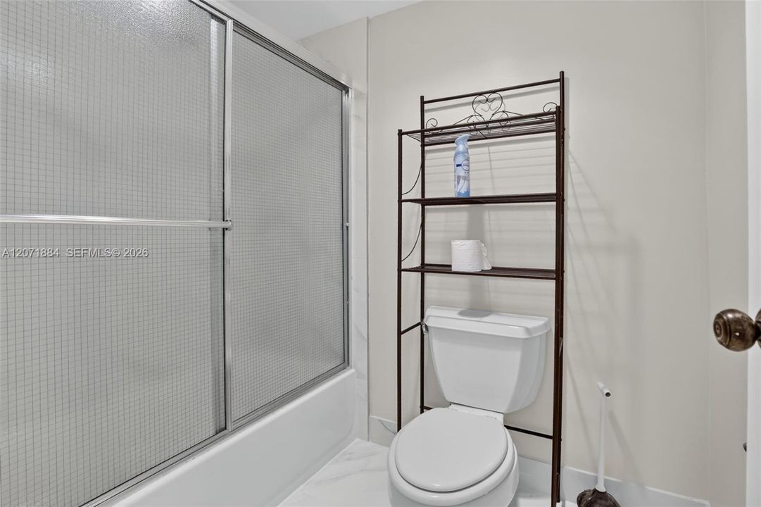 MASTER BEDROOM BATHROOM