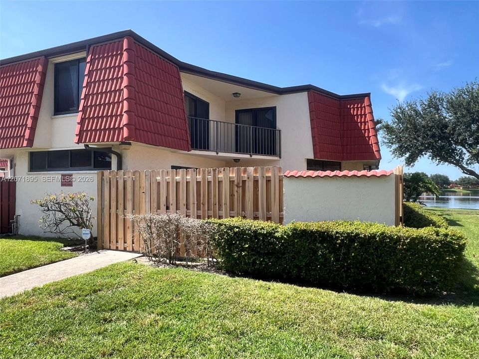 Active With Contract: $2,350 (2 beds, 2 baths, 1400 Square Feet)