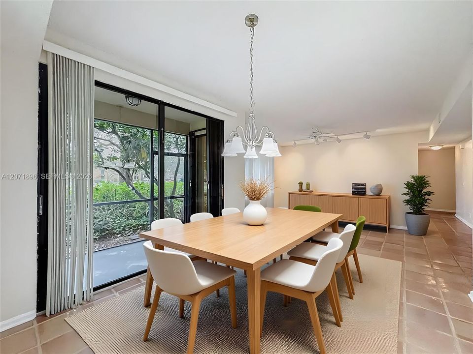 En Venta: $370,000 (2 camas, 2 baños, 1380 Pies cuadrados)