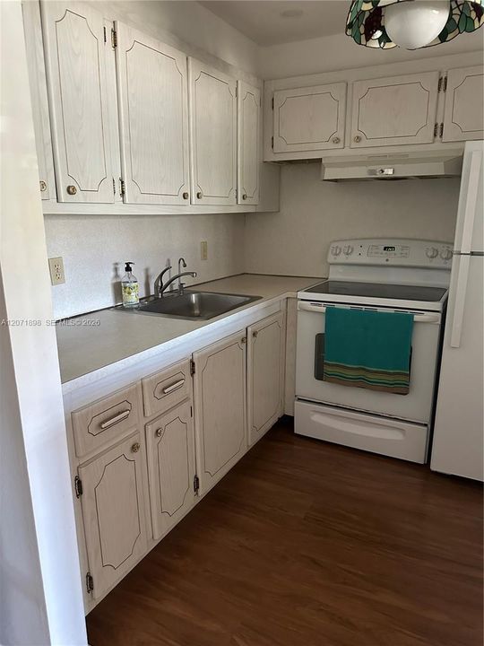 For Sale: $95,000 (1 beds, 1 baths, 700 Square Feet)