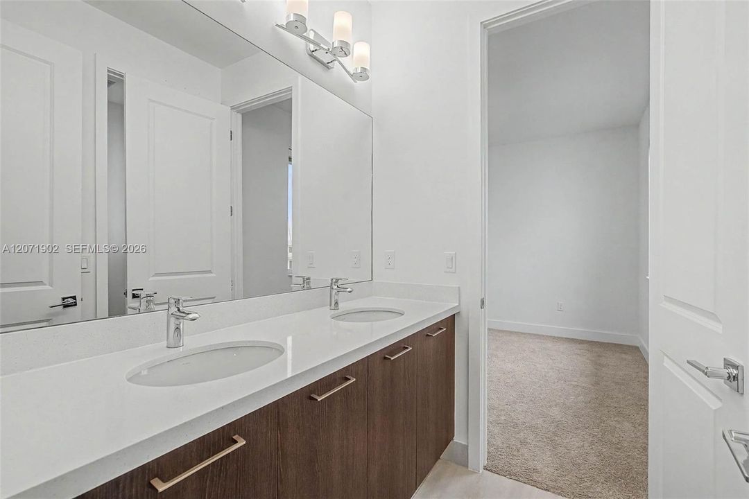 En Venta: $2,325,000 (5 camas, 4 baños, 5318 Pies cuadrados)