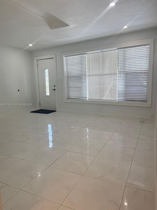 For Rent: $3,100 (3 beds, 1 baths, 907 Square Feet)