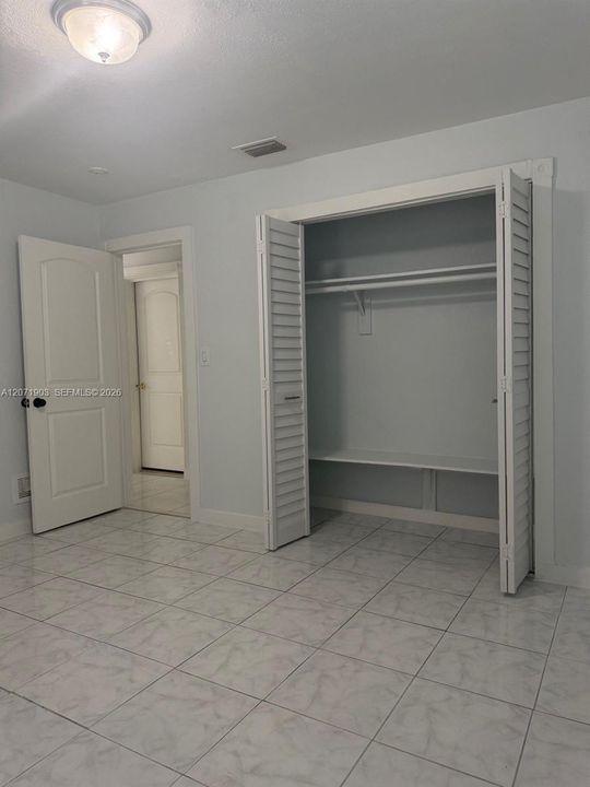 For Rent: $3,100 (3 beds, 1 baths, 907 Square Feet)