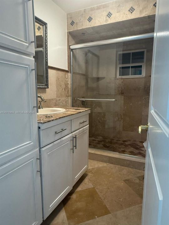 For Rent: $3,100 (3 beds, 1 baths, 907 Square Feet)