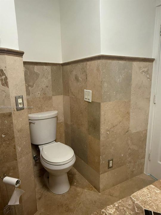 For Rent: $3,100 (3 beds, 1 baths, 907 Square Feet)