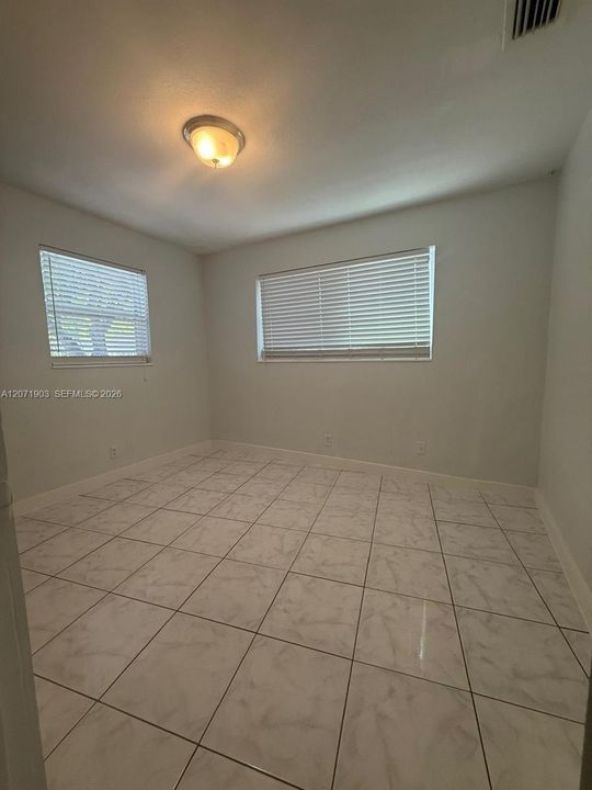 For Rent: $3,100 (3 beds, 1 baths, 907 Square Feet)