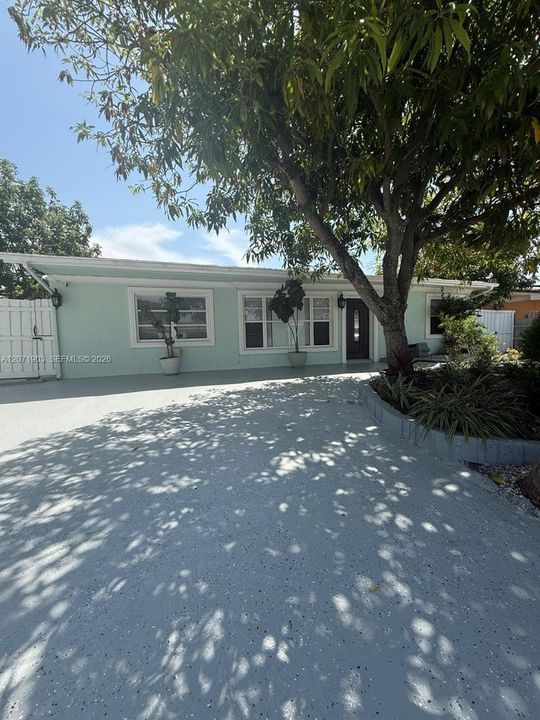 For Rent: $3,100 (3 beds, 1 baths, 907 Square Feet)