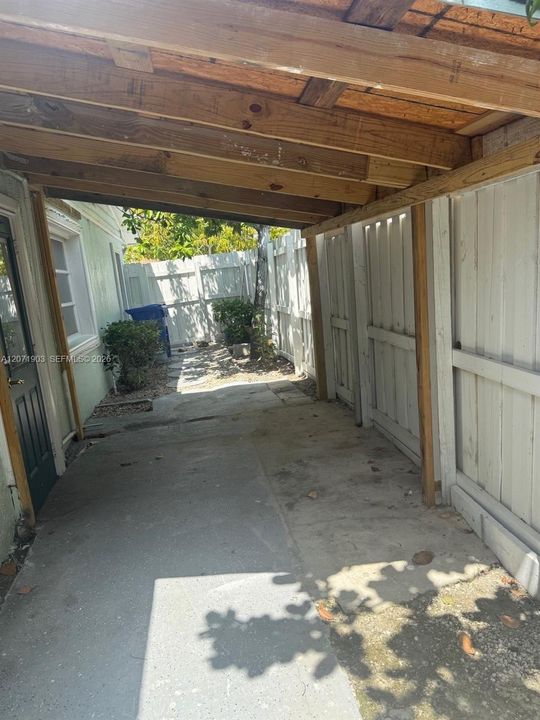 For Rent: $3,100 (3 beds, 1 baths, 907 Square Feet)