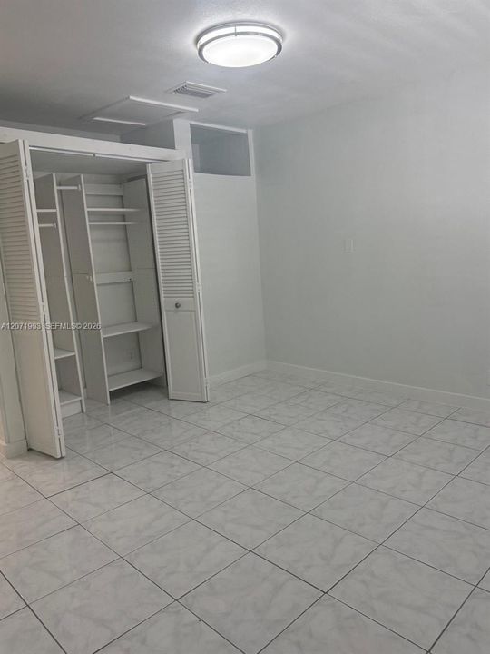 For Rent: $3,100 (3 beds, 1 baths, 907 Square Feet)