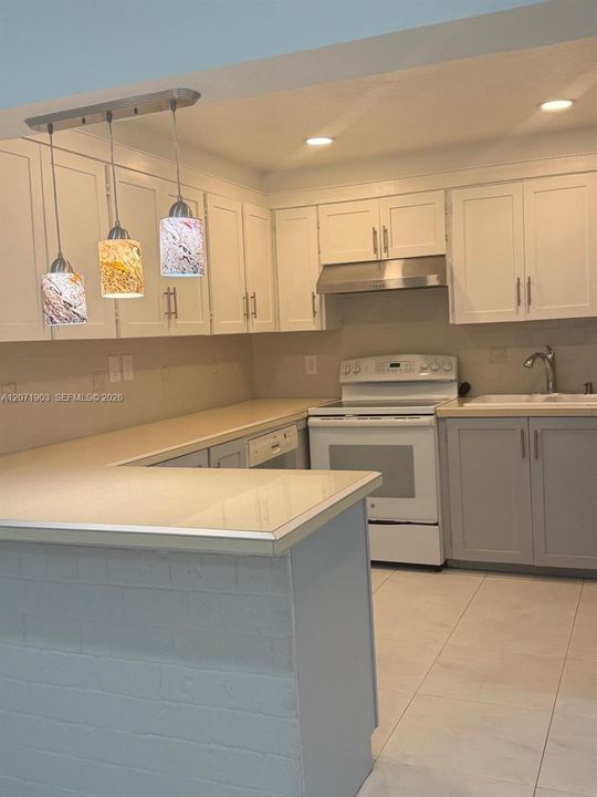 For Rent: $3,100 (3 beds, 1 baths, 907 Square Feet)