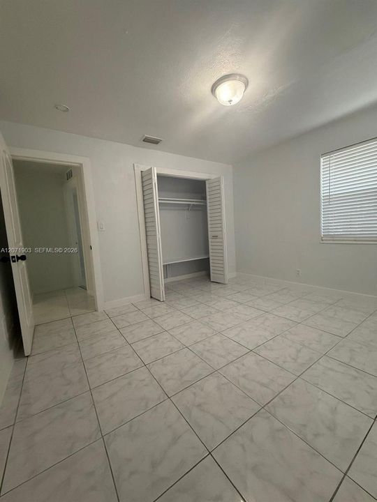 For Rent: $3,100 (3 beds, 1 baths, 907 Square Feet)