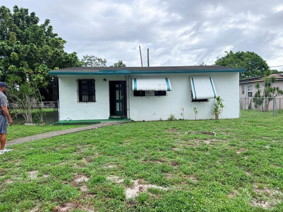 For Sale: $400,000 (3 beds, 1 baths, 816 Square Feet)