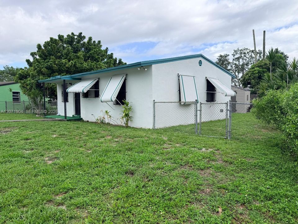 For Sale: $400,000 (3 beds, 1 baths, 816 Square Feet)