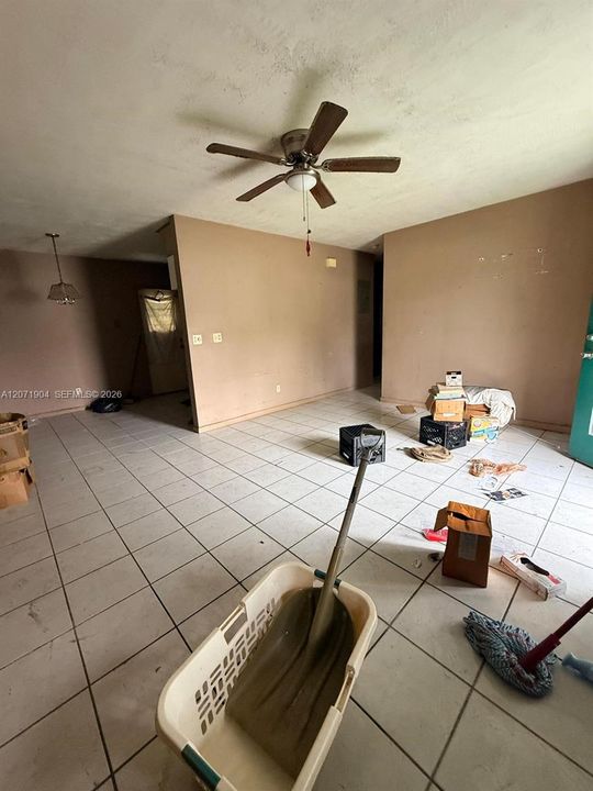 For Sale: $400,000 (3 beds, 1 baths, 816 Square Feet)