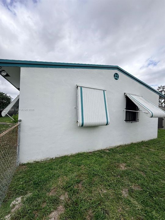 For Sale: $400,000 (3 beds, 1 baths, 816 Square Feet)