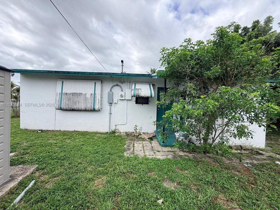 For Sale: $400,000 (3 beds, 1 baths, 816 Square Feet)