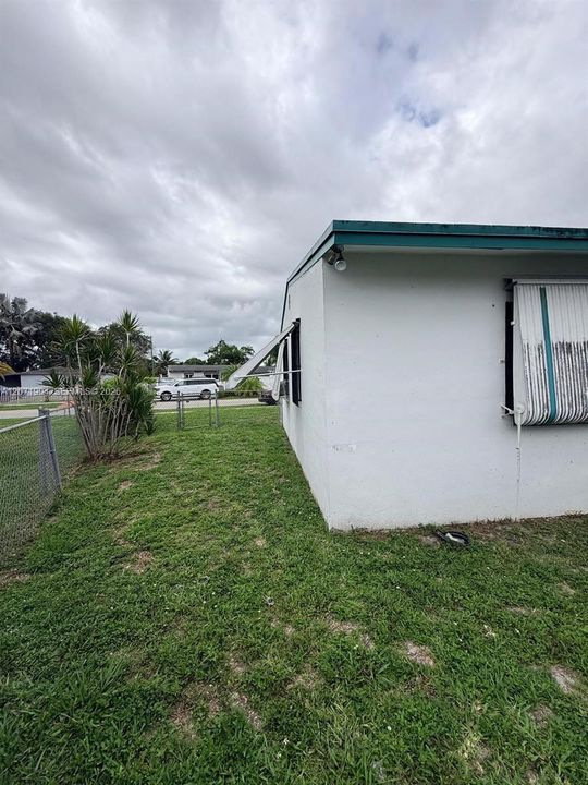 For Sale: $400,000 (3 beds, 1 baths, 816 Square Feet)