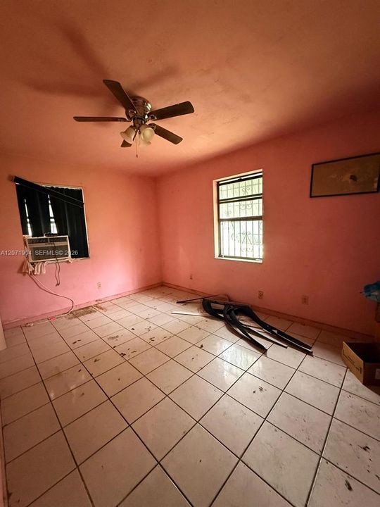For Sale: $400,000 (3 beds, 1 baths, 816 Square Feet)