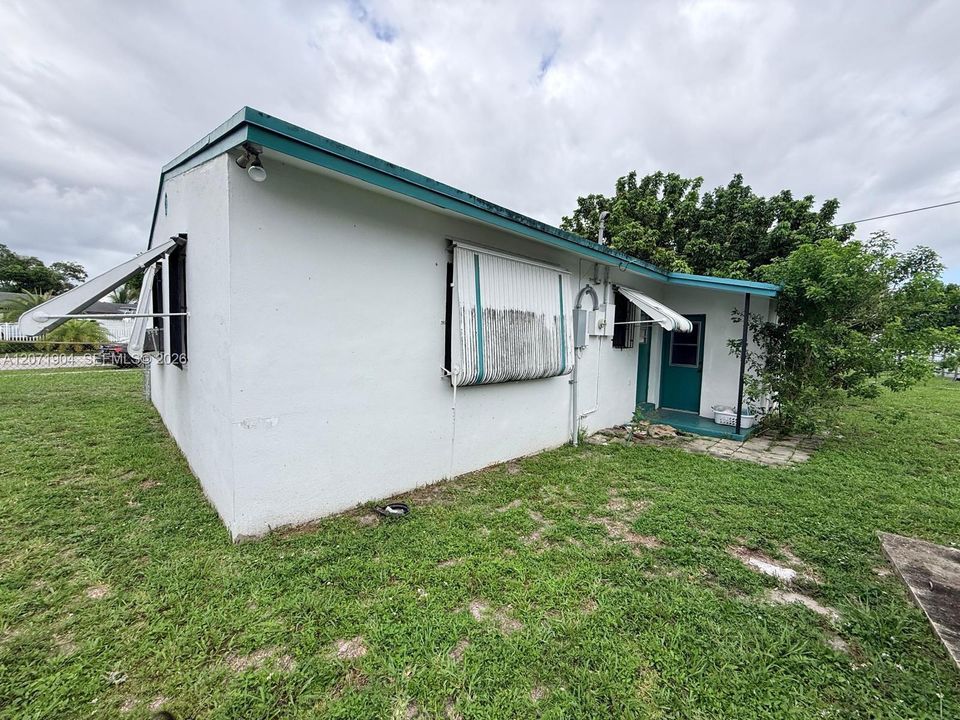 For Sale: $400,000 (3 beds, 1 baths, 816 Square Feet)