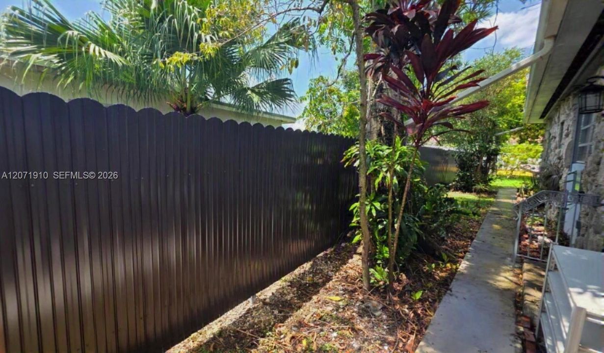 For Rent: $2,400 (2 beds, 1 baths, 2160 Square Feet)