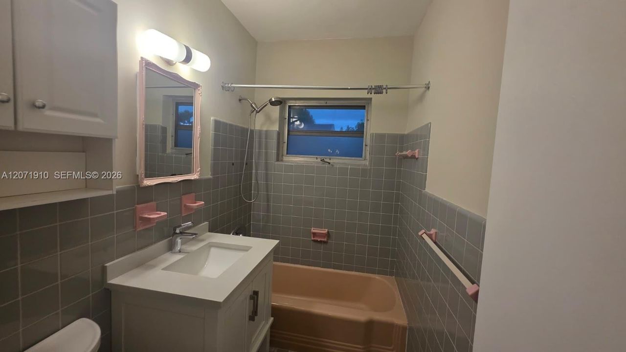 For Rent: $2,400 (2 beds, 1 baths, 2160 Square Feet)