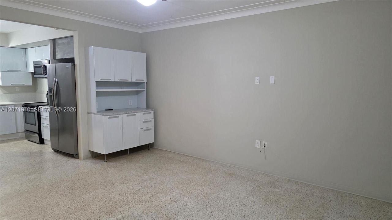 For Rent: $2,400 (2 beds, 1 baths, 2160 Square Feet)