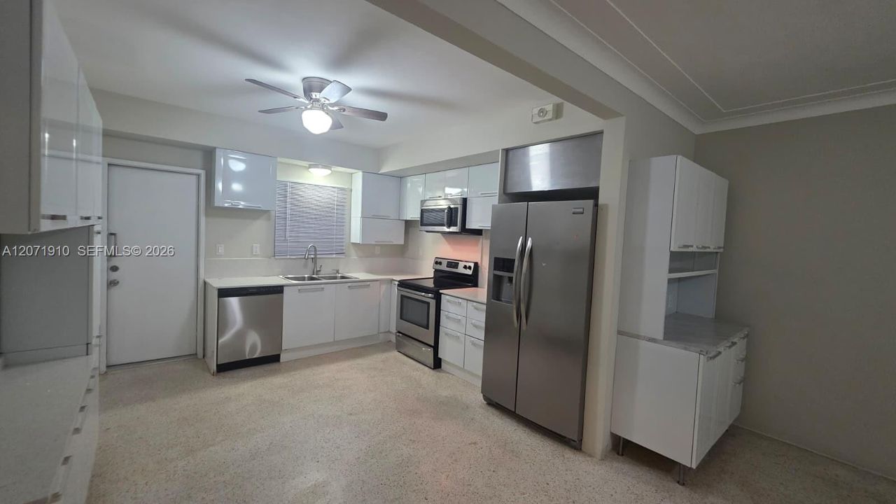 For Rent: $2,400 (2 beds, 1 baths, 2160 Square Feet)