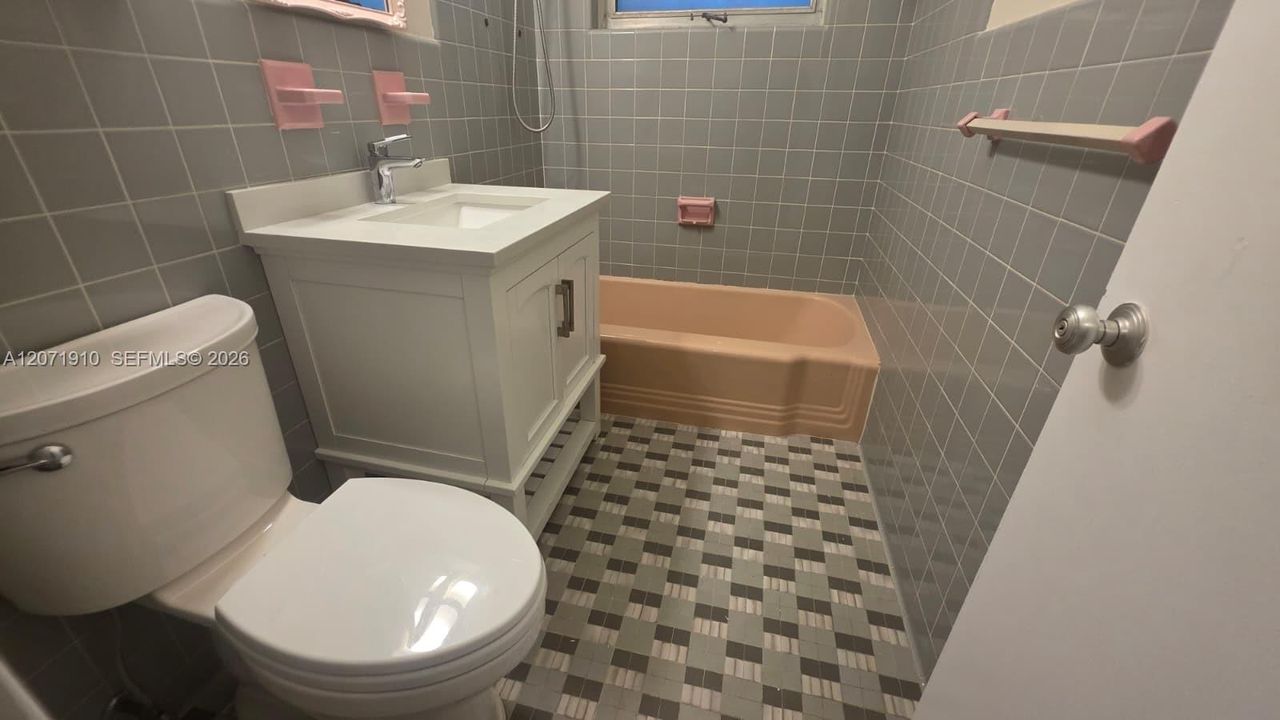 For Rent: $2,400 (2 beds, 1 baths, 2160 Square Feet)