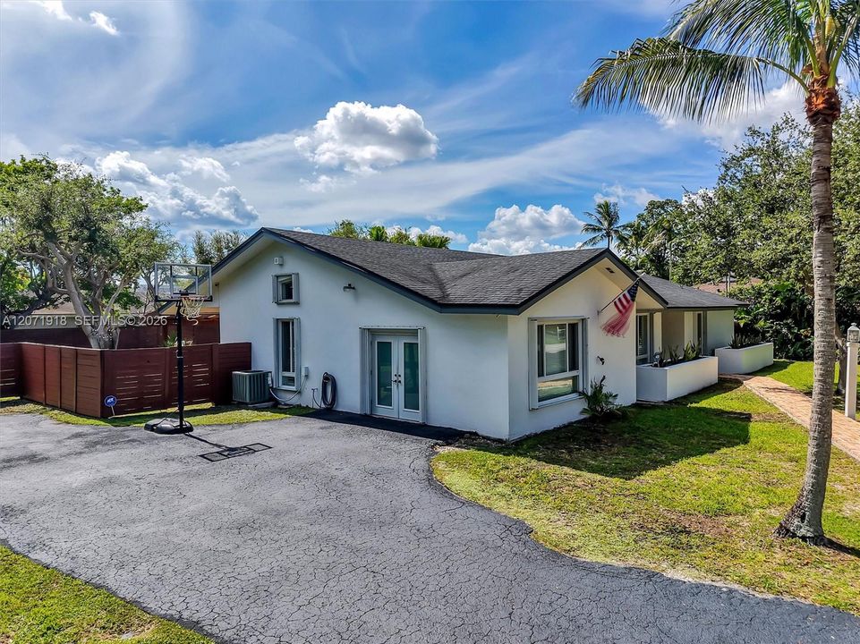 For Sale: $1,749,000 (5 beds, 2 baths, 3031 Square Feet)