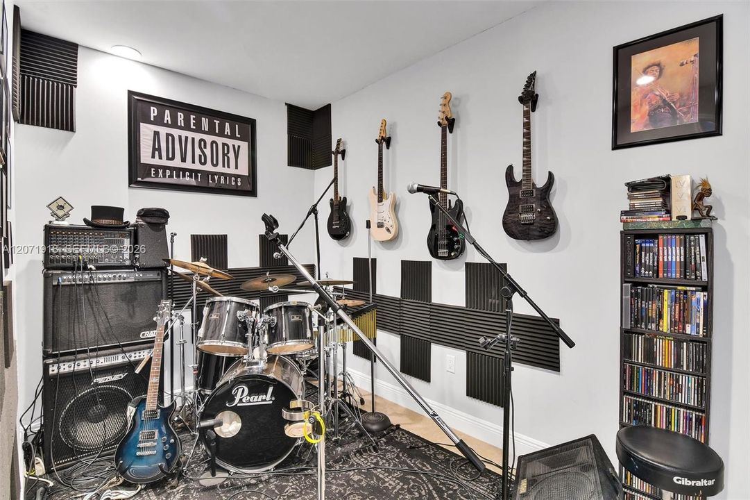 For Sale: $1,749,000 (5 beds, 2 baths, 3031 Square Feet)