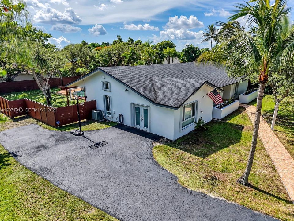 For Sale: $1,749,000 (5 beds, 2 baths, 3031 Square Feet)