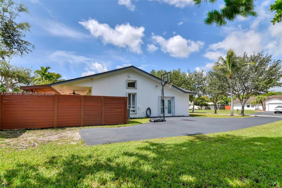 For Sale: $1,749,000 (5 beds, 2 baths, 3031 Square Feet)