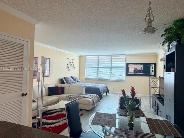 For Rent: $2,000 (0 beds, 1 baths, 590 Square Feet)