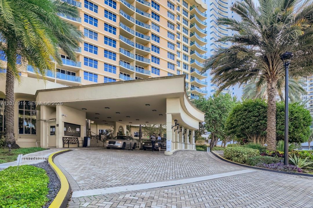 For Rent: $2,000 (0 beds, 1 baths, 590 Square Feet)