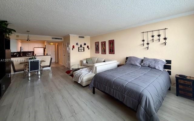 For Rent: $2,000 (0 beds, 1 baths, 590 Square Feet)