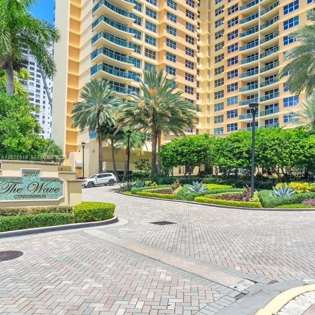 For Rent: $2,000 (0 beds, 1 baths, 590 Square Feet)
