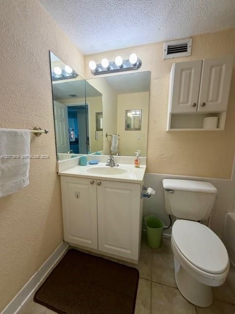 For Rent: $2,000 (0 beds, 1 baths, 590 Square Feet)