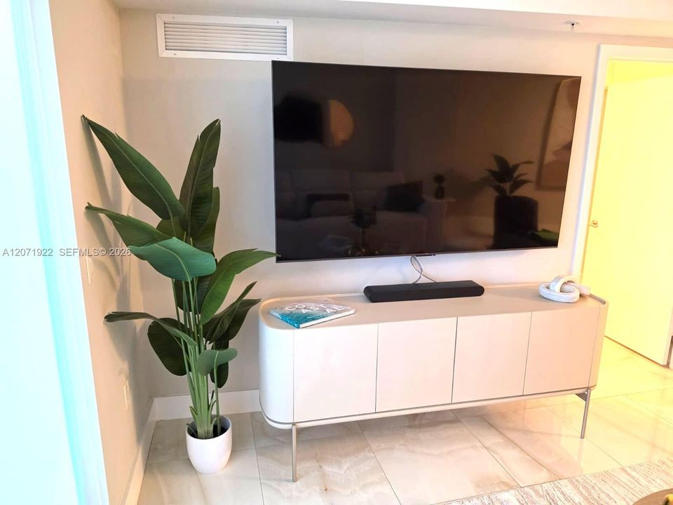 For Rent: $6,500 (2 beds, 2 baths, 1135 Square Feet)