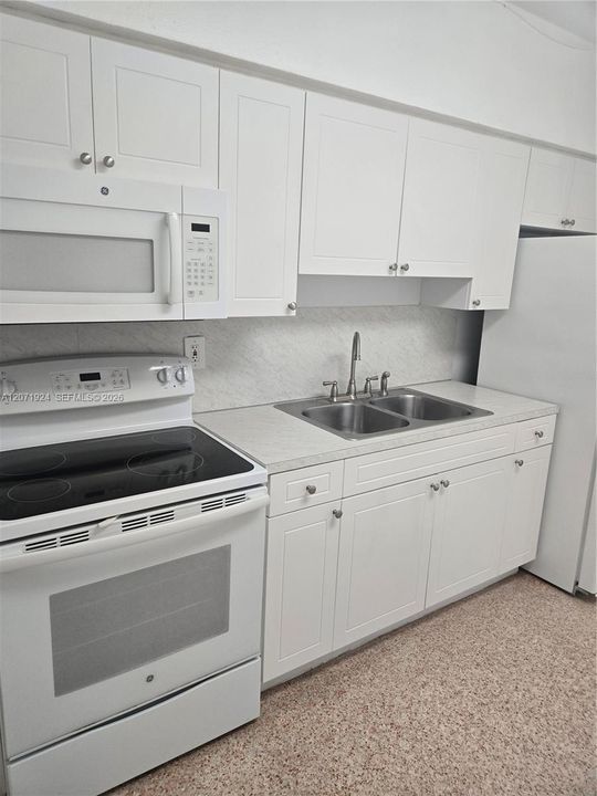 В аренду: $2,300 (2 спален, 1 ванн, 751 Квадратных фут)
