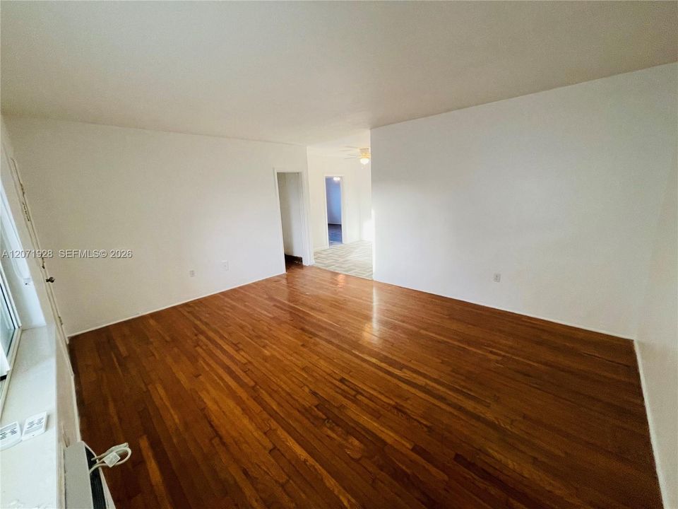 For Rent: $2,050 (1 beds, 1 baths, 800 Square Feet)