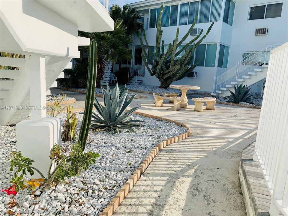 For Rent: $2,050 (1 beds, 1 baths, 800 Square Feet)