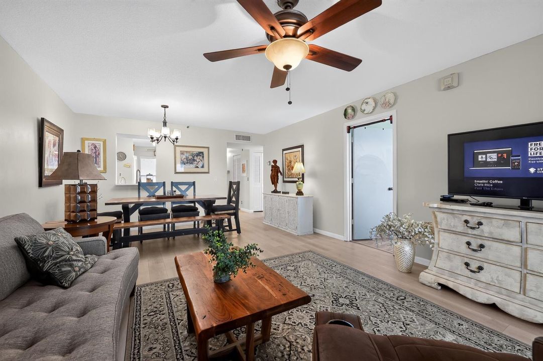 12_14527_Bonaire_Blvd-Living_room-0073