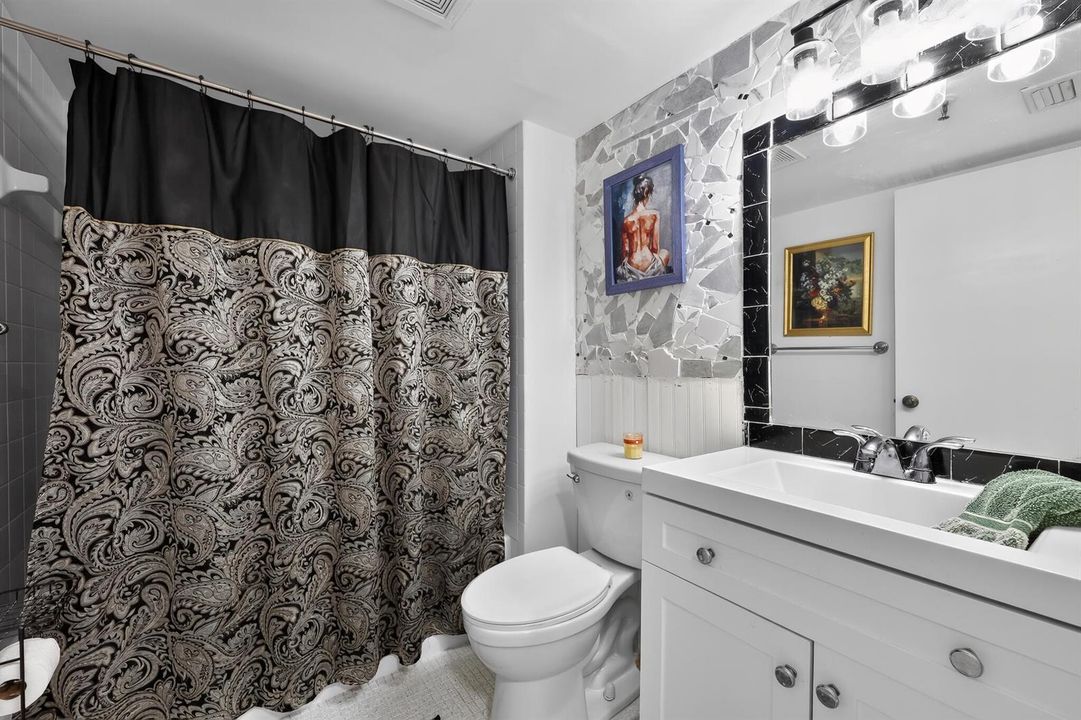 24_14527_Bonaire_Blvd-Bathroom-0007