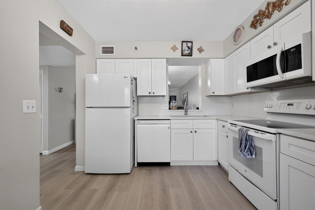 16_14527_Bonaire_Blvd-Kitchen-0019