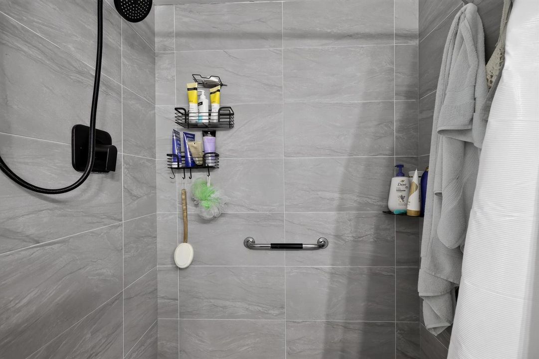 25_14527_Bonaire_Blvd-Bathroom-0034