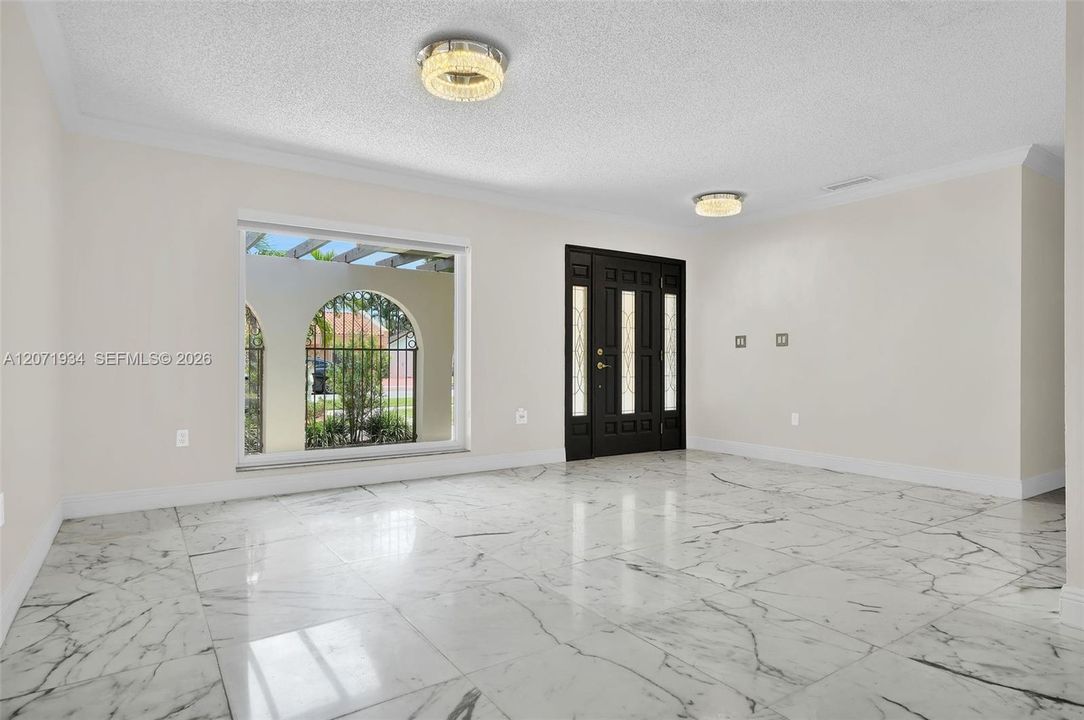 LIVING ROOM/FOYER