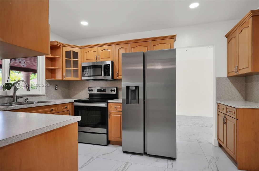 KITCHEN (BREAKFAST AREA)
