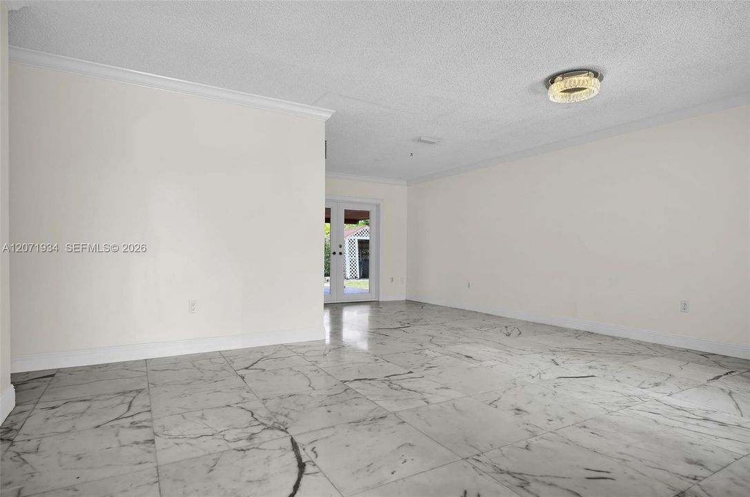 LIVING/DINNING ROOM