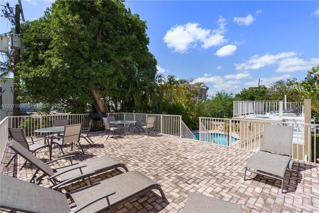 For Sale: $330,000 (2 beds, 2 baths, 830 Square Feet)